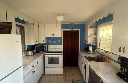 Canastota Cottage | π FIELD SIZE YARD, Sandy Beach, Sunsets, PRIVATE Rd, 6 mi.to Sylvan Beach