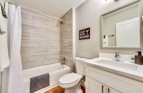 Old East Dallas Apartment | FIFA Ready Hello Gorgeous Flat near Downtown!