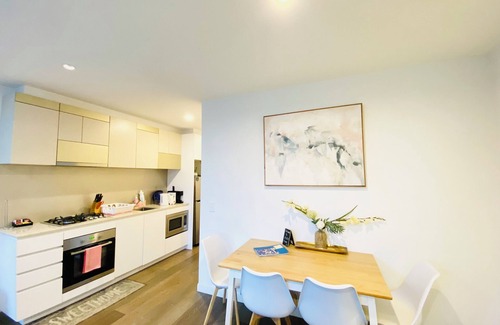 Docklands Apartment | ❤️FIFTS03/InnerCBD/1Min To Station/FREE(Pool/GYM/Tram)