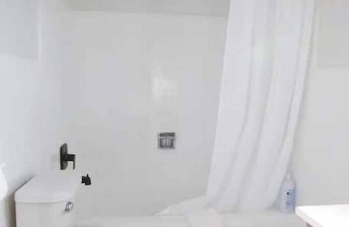 Fillmore Apartment | Fillmore Lodge: Cute Queen Room at Special Rate!