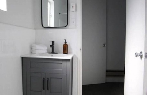 Fillmore Apartment | Fillmore Lodge: Private Queen Room, Lowest Price!