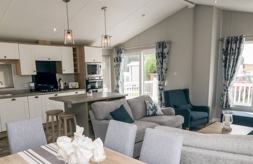 Cayton Bay Cabin | FINCH 49, family friendly, country holiday cottage in Cayton