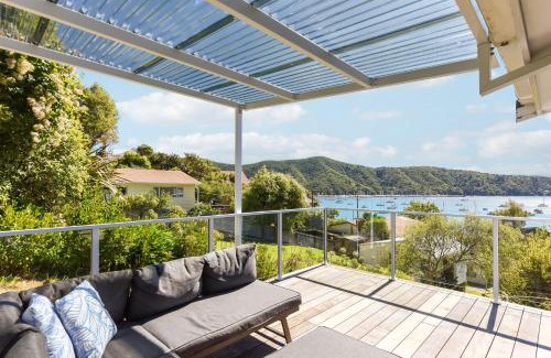 Waikawa Bay House | Finlay Waterfront - Waikawa Holiday Home