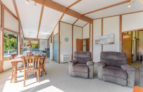 Waikawa Bay House | Finlay Waterfront - Waikawa Holiday Home