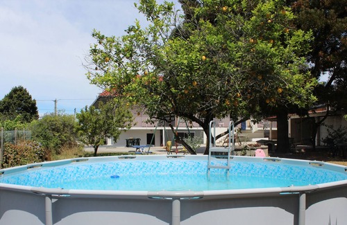 Marinha do Seixo Apartment | Fino Seixo, a spacious apartment with a large garden.