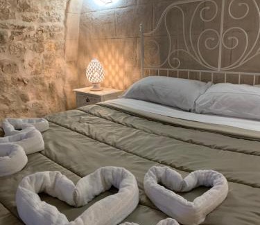 Conversano Apartment | fiori catene tra le torri