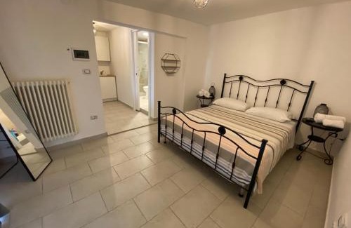 Conversano Apartment | fiori catene tra le torri