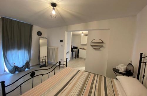 Conversano Apartment | fiori catene tra le torri