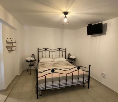 Conversano Apartment | fiori catene tra le torri