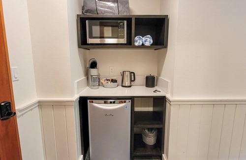 Mazama House | Fir - king bedroom with couch at The Inn At Mazama