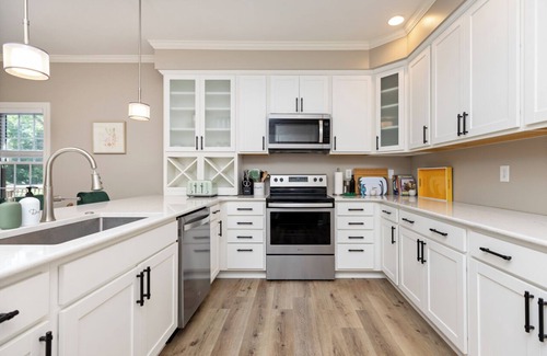 Nellysford House | Fire Pit+Hot Tub+Game Room in family-friendly house perfect for Christmas