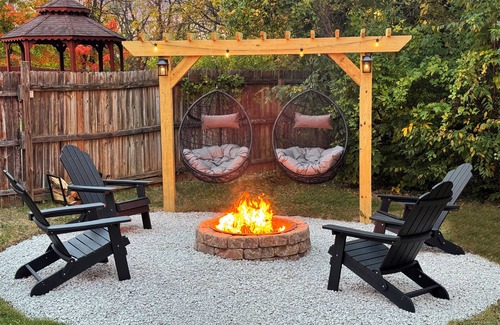 Silverton House | Fire Pit, Sunroom, Hanging Chair, 10mi to city