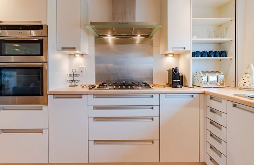 Cirencester Cottage | Firecrest, Cotswold Water Park - sleeps 10 guests in 4 bedrooms