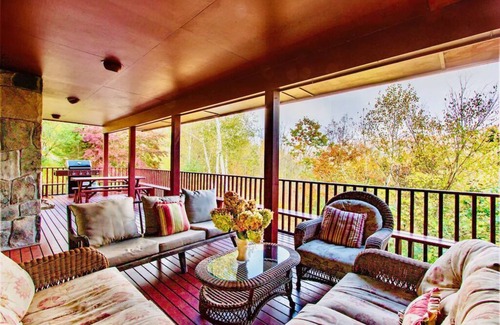 Manchester House | Fireplace, deck, pool, tennis, sauna, double height ceilings, Dogs welcome, views!