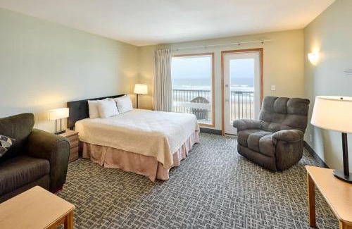 Lincoln City House | Fireplace Suite With King Bed and Full Kitchen - Pool and Hot Tub Access