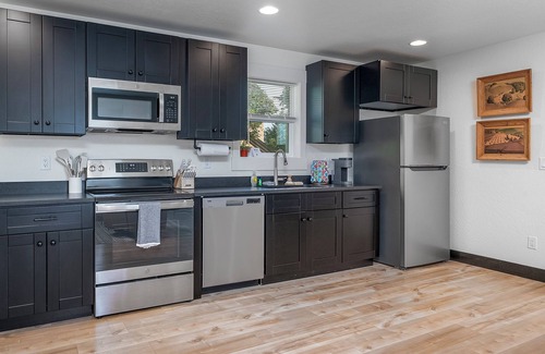 Kalispell House | First Ave Haven, Hot Tub and E-Bike