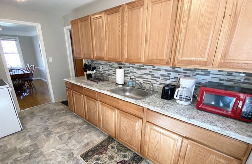 University Heights House | First Floor 2 Bed Duplex Super Close to Beachwood