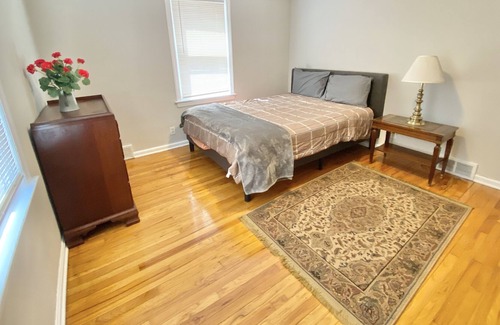 University Heights House | First Floor 2 Bed Duplex Super Close to Beachwood