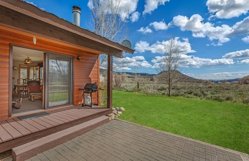 Clark Cabin | Fish Hook - Cozy cabin tucked in the mountains