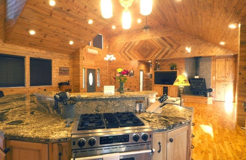 Junction City House | Fishing and Family Friendly Creekside Mountain Retreat