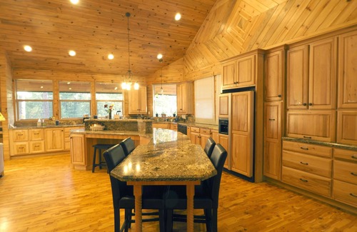 Junction City House | Fishing and Family Friendly Creekside Mountain Retreat