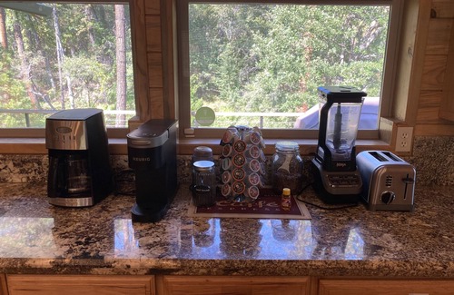 Junction City House | Fishing and Family Friendly Creekside Mountain Retreat