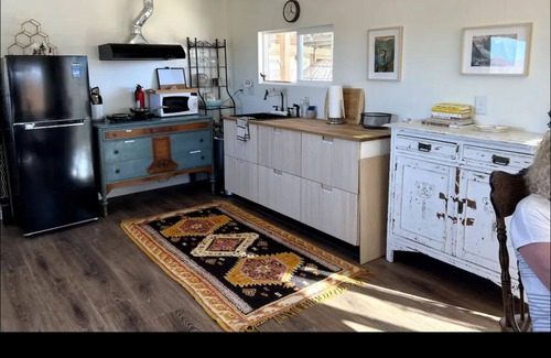 Joshua Tree House | Five acre mesa to roam with infinity jacuzzi, star gazing, and art studio. n