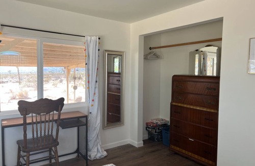 Joshua Tree House | Five acre mesa to roam with infinity jacuzzi, star gazing, and art studio. n