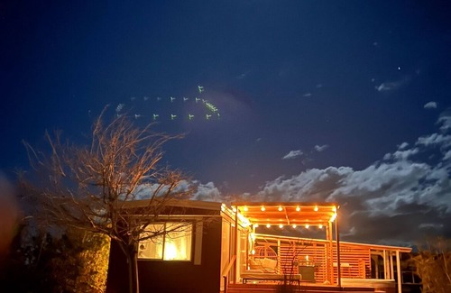 Joshua Tree House | Five acre mesa to roam with infinity jacuzzi, star gazing, and art studio. n