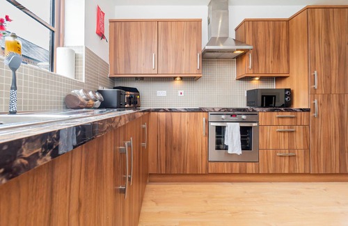 Sherborne St. John House | Five Minute Walk To Basingstoke Hospital Contractors Welcome 5-Bedroom Townhouse Great Location