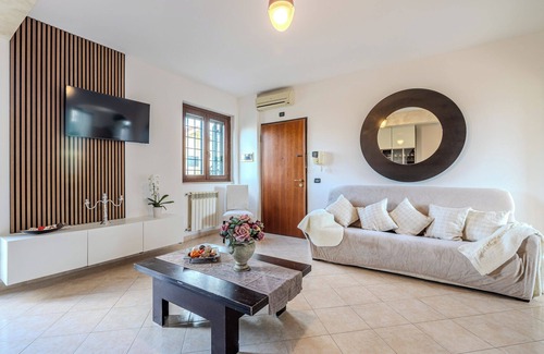 Rome Province Apartment | Five minutes away from the Lunghezza Castle court gardens serving the public