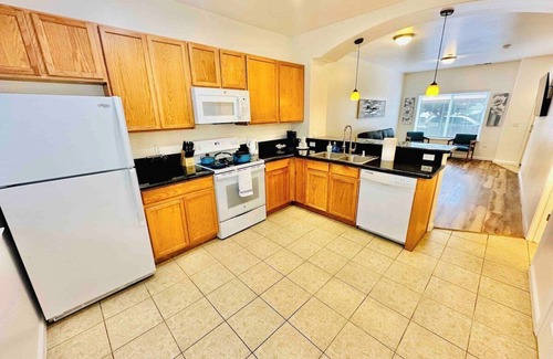 Reno House | Fiveplex Breing The Entire Team/12Bd 12Ba/Sleeps42/12 Queens & 12 Twins/6 Half