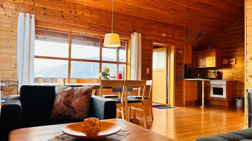 Kvinnherad House | Fjordhytte-1 ist eine schöne Hütte bei Ænes am Hardangerfjord mit grandiosem Fjordpanorama, 20 PS Motorboot mietbar