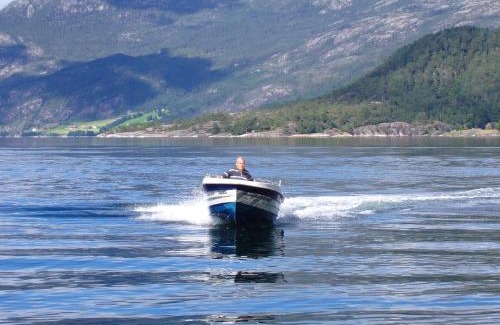 Kvinnherad House | Fjordhytte-2 am Hardangerfjord, grandioses Fjordpanorama, 20 PS Motorboot mietbar!