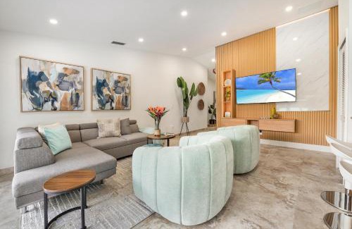 Richmond West House | Flamingo's Resort - 5 Bedrooms, Heated Pool and Pool Table