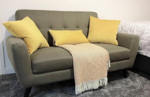 Nottingham House | Flat 2 - Entire Modern Two Bedrooms home with en-suite & free parking close to QMC, City centre and Notts uni - Self check in