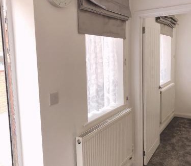 Nottingham House | Flat 2 - Entire Modern Two Bedrooms home with en-suite & free parking close to QMC, City centre and Notts uni - Self check in