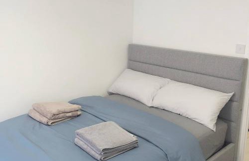 Nottingham House | Flat 2 - Entire Modern Two Bedrooms home with en-suite & free parking close to QMC, City centre and Notts uni - Self check in