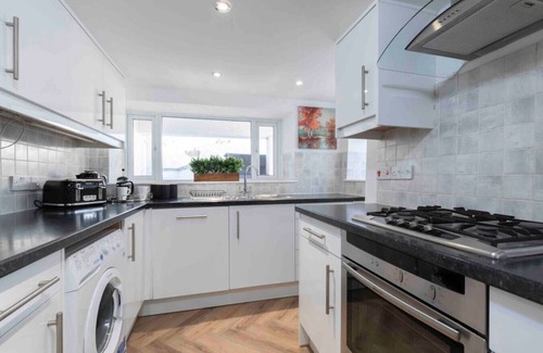 Cheltenham Apartment | Flat 7 Prestbury Road · Large Modern 2 Bedroom Apartment Close to Town