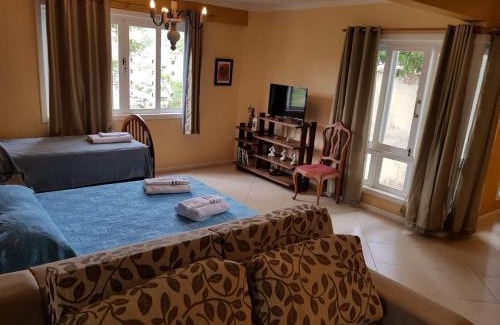 Conservatoria Apartment | Flat e suítes com deque, cozinha e churrasqueira