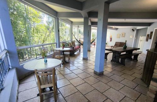 Conservatoria Apartment | Flat e suítes com deque, cozinha e churrasqueira