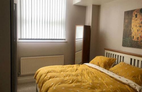 Dollis Hill Apartment | Flat in blue plaque building
