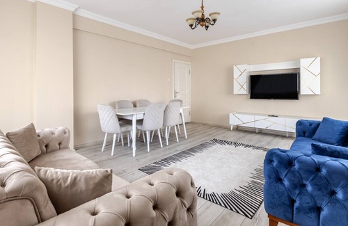 Merter Apartment | Flat with Balcony 3 min to Public Transportation