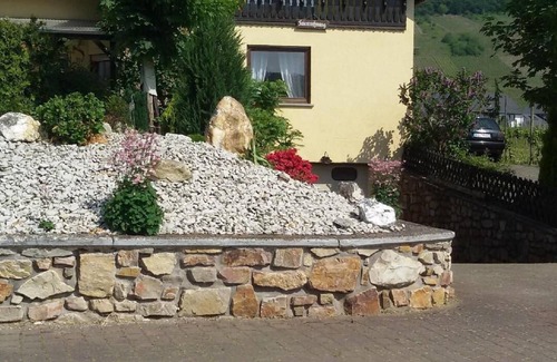 Krov Apartment | Flat with balcony and view of the vineyards