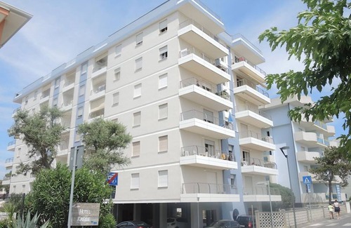 Bibione Apartment | Flat with side sea view just steps from the beach