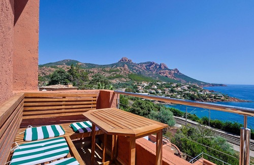 Antheor Apartment | Flat with stunning sea views for 4 people