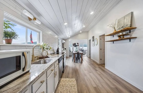 Hammondsport House | FLAT YARD right on the LAKE!