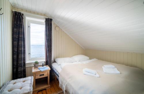 Midsund Municipality Resort | Flatflesa Fyr - by Classic Norway Hotels