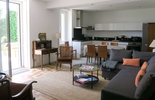 Carbon-Blanc House | FLEURETTE house sleeps 9 near BORDEAUX
