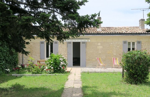 Carbon-Blanc House | FLEURETTE house sleeps 9 near BORDEAUX